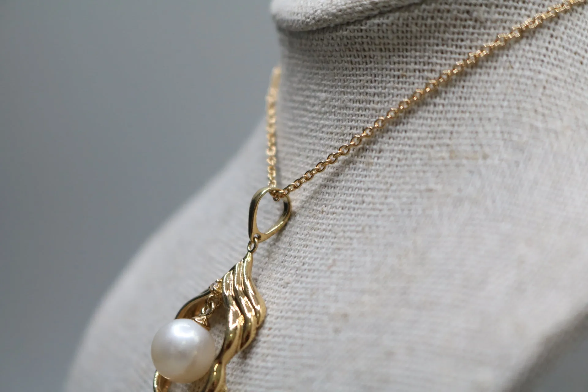 18K Yellow Gold Cable Chain with an 18K Yellow Gold Pearl Charm (0.02 CTW) (16 Inches)