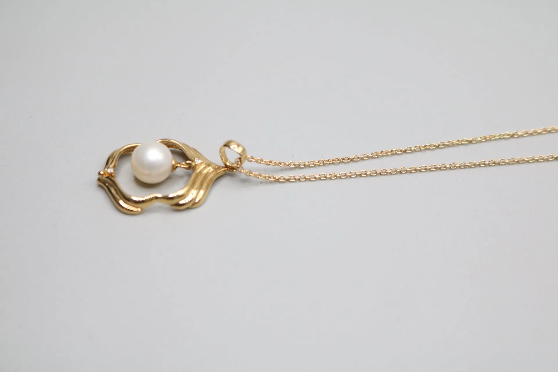 18K Yellow Gold Cable Chain with an 18K Yellow Gold Pearl Charm (0.02 CTW) (16 Inches)