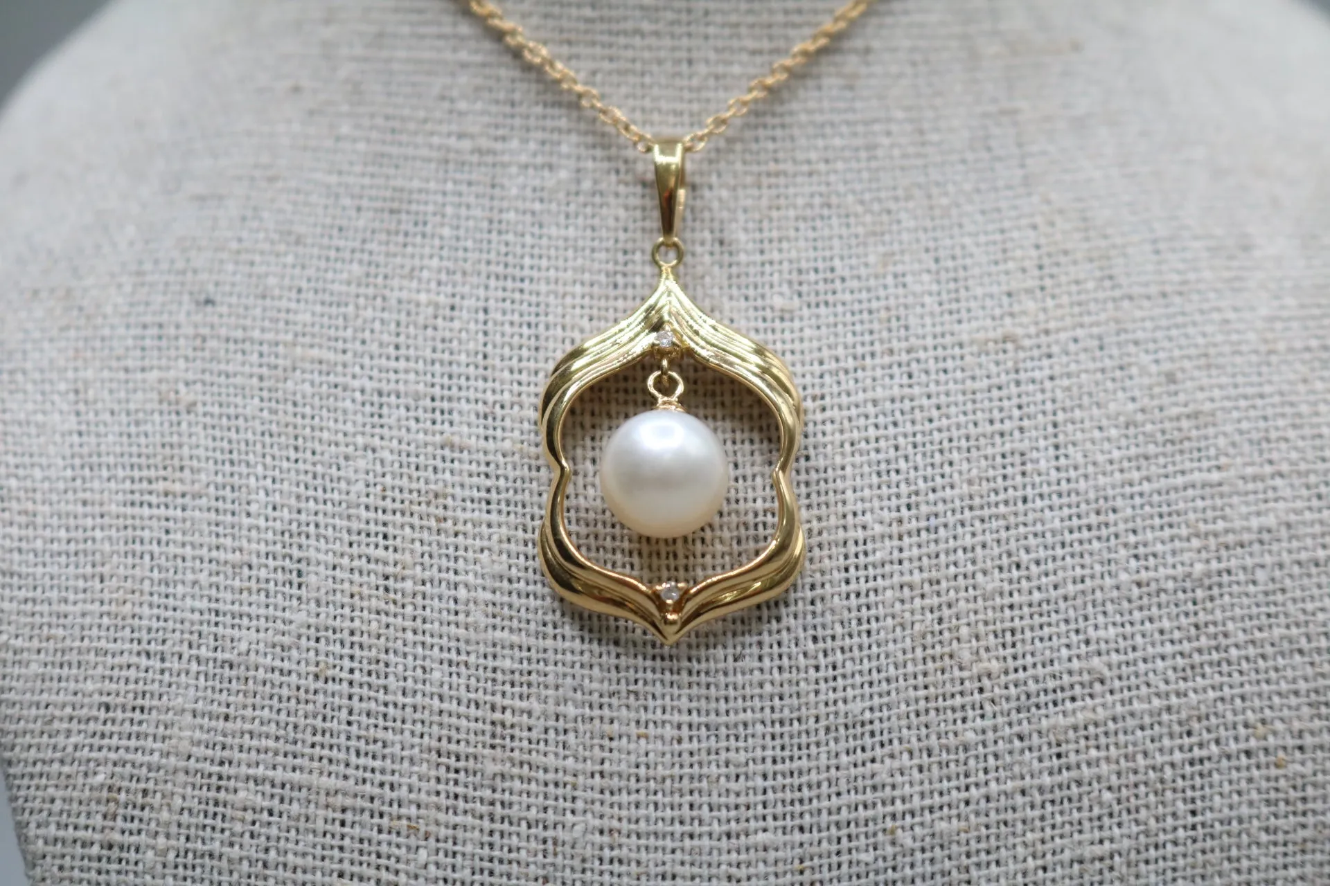 18K Yellow Gold Cable Chain with an 18K Yellow Gold Pearl Charm (0.02 CTW) (16 Inches)