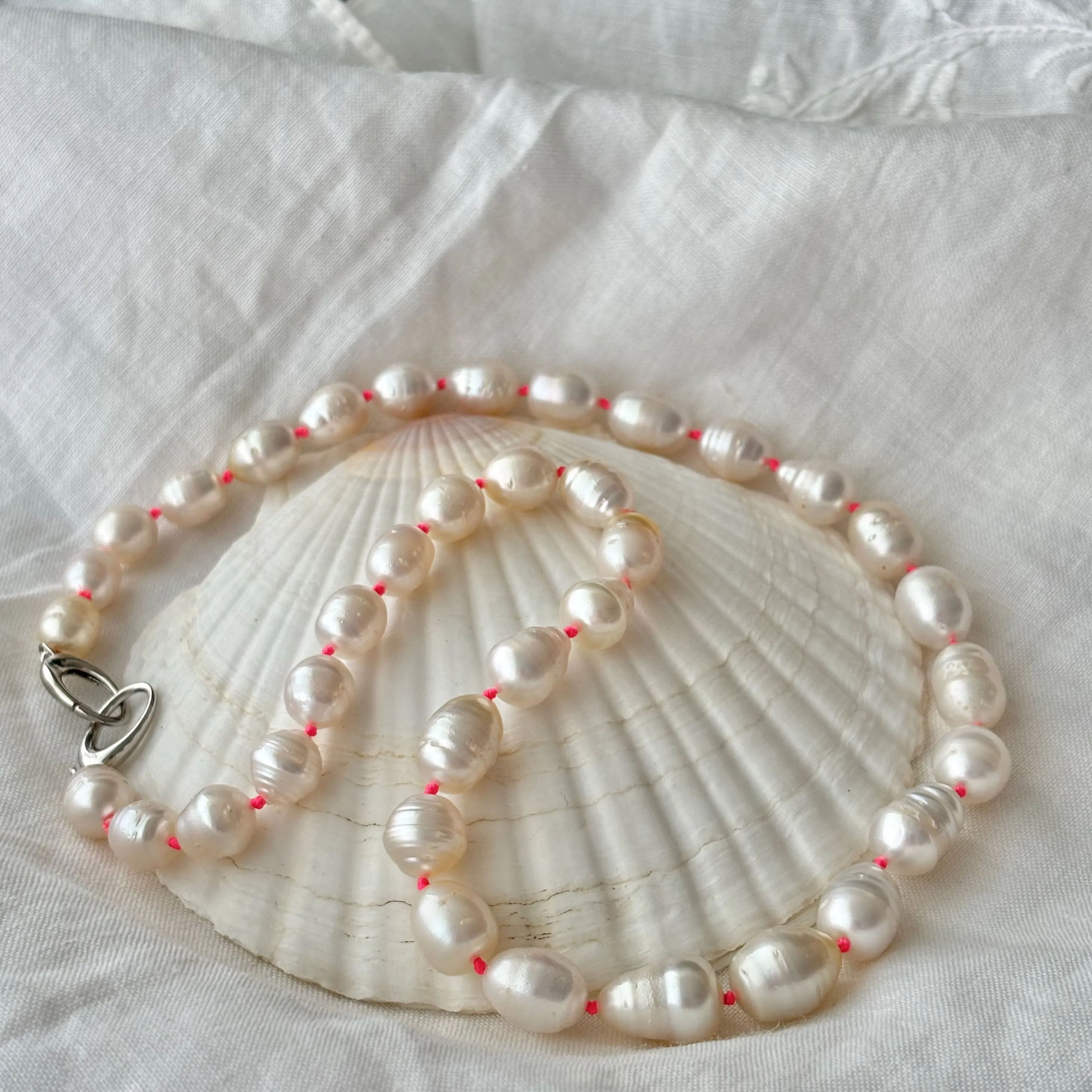 BUTTER COLOR FUNKY SOUTH SEA PEARLS ON NEON KNOTS